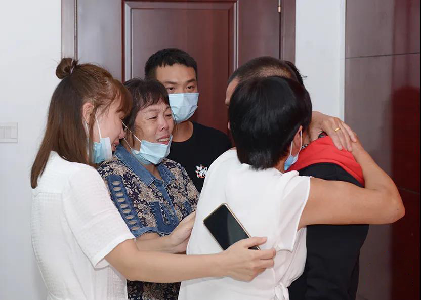 “团圆行动”:那一刻 苦等13年的泪水温暖相融