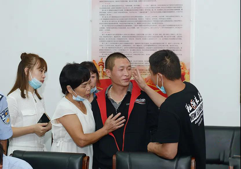 “团圆行动”:那一刻 苦等13年的泪水温暖相融