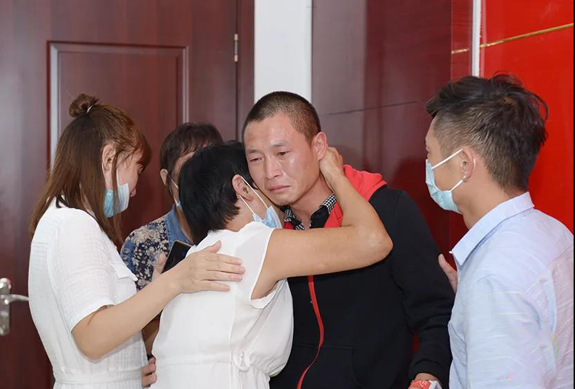 “团圆行动”:那一刻 苦等13年的泪水温暖相融
