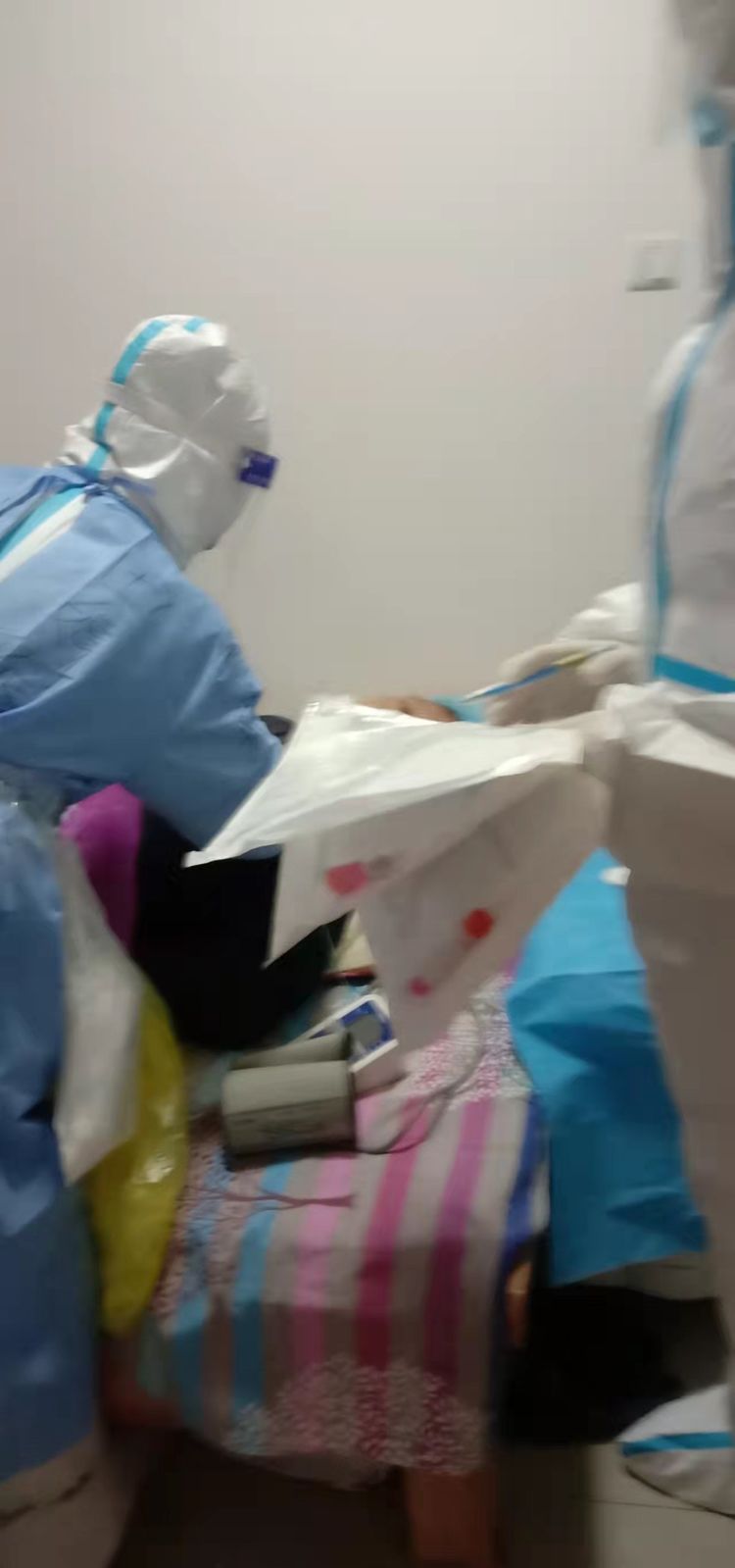 白衣天使把政府的关心和温暖送到群众和专家的家里