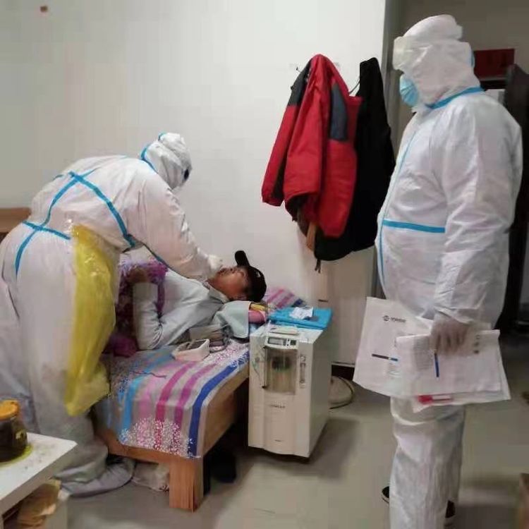 白衣天使把政府的关心和温暖送到群众和专家的家里