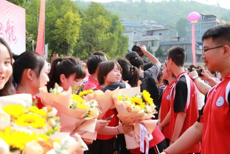 青春绽放,梦想起航—吉首市雅思实验学校2022届初三学生毕业典礼