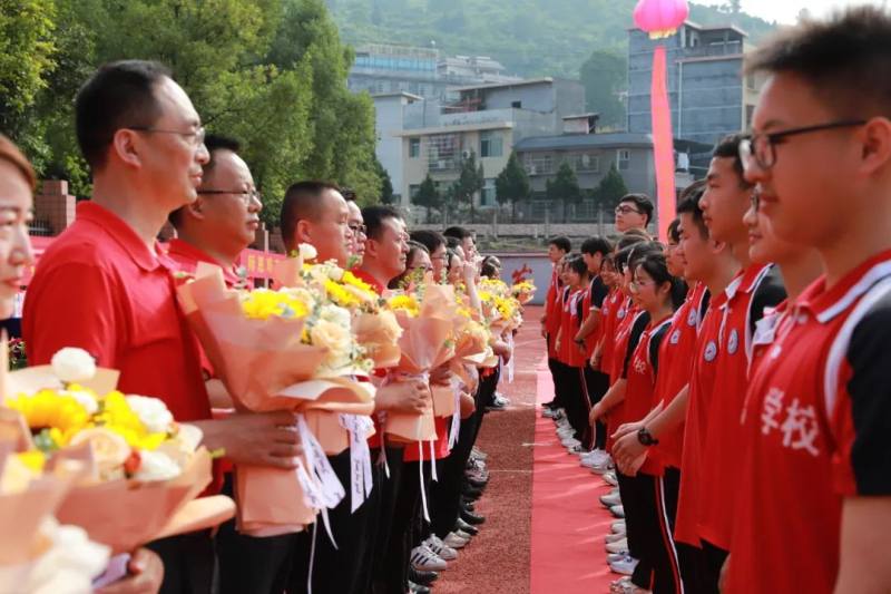 青春绽放,梦想起航—吉首市雅思实验学校2022届初三学生毕业典礼